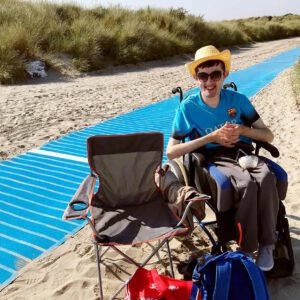 Rollstuhlfahrer Patrick Greville freut sich über den neuen Strandzugang.