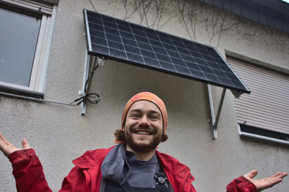 Stolzer Besitzer einer eigenen Mini-Solaranlage