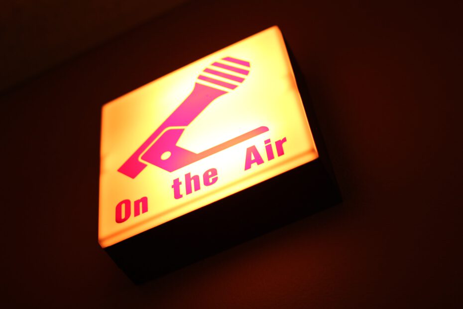 Schild mit Aufschrift On the Air – Radioprogramm für Afghanistan