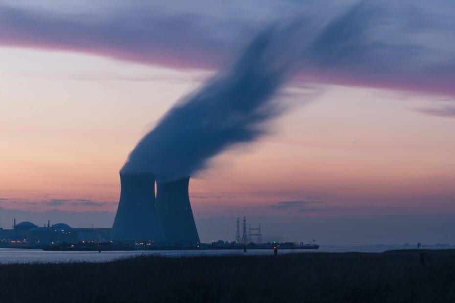 Atomkraftwerk vor Abendhimmel