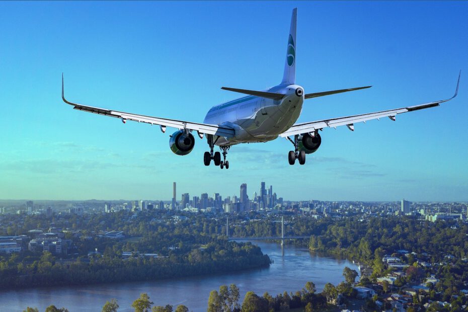 Flugzeug im Anflug über Stadtgebiet – reger Luftverkehr