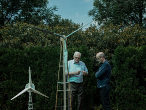 Energiegewinnung durch Wind neu gedacht: Horst Bendix und Rafael Laguna de la Vera vom SPRIND vor Modellen des Höhenwindrads